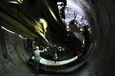 中鐵七局西安公司的建筑工人在太超微粉碎機(jī)原市軌道交通2號(hào)線緝虎營(yíng)站施工現(xiàn)場(chǎng)作業(yè)